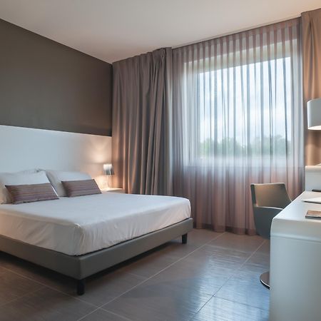 8Piuhotel Lecce Esterno foto