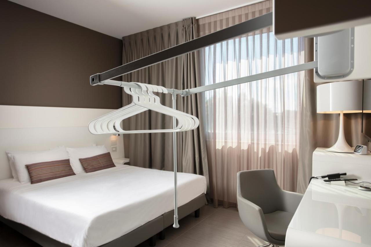 8Piuhotel Lecce Esterno foto